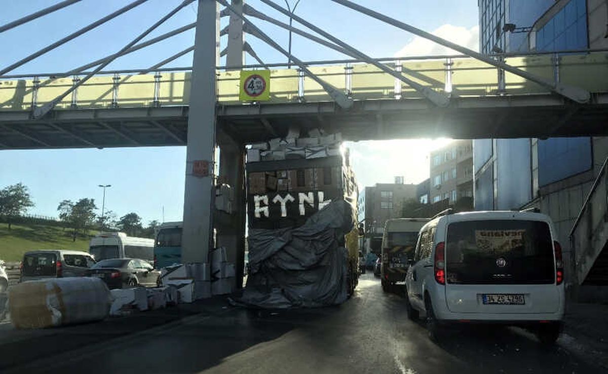 Aşırı Yüklü Kamyon Üst Geçide Sıkıştı