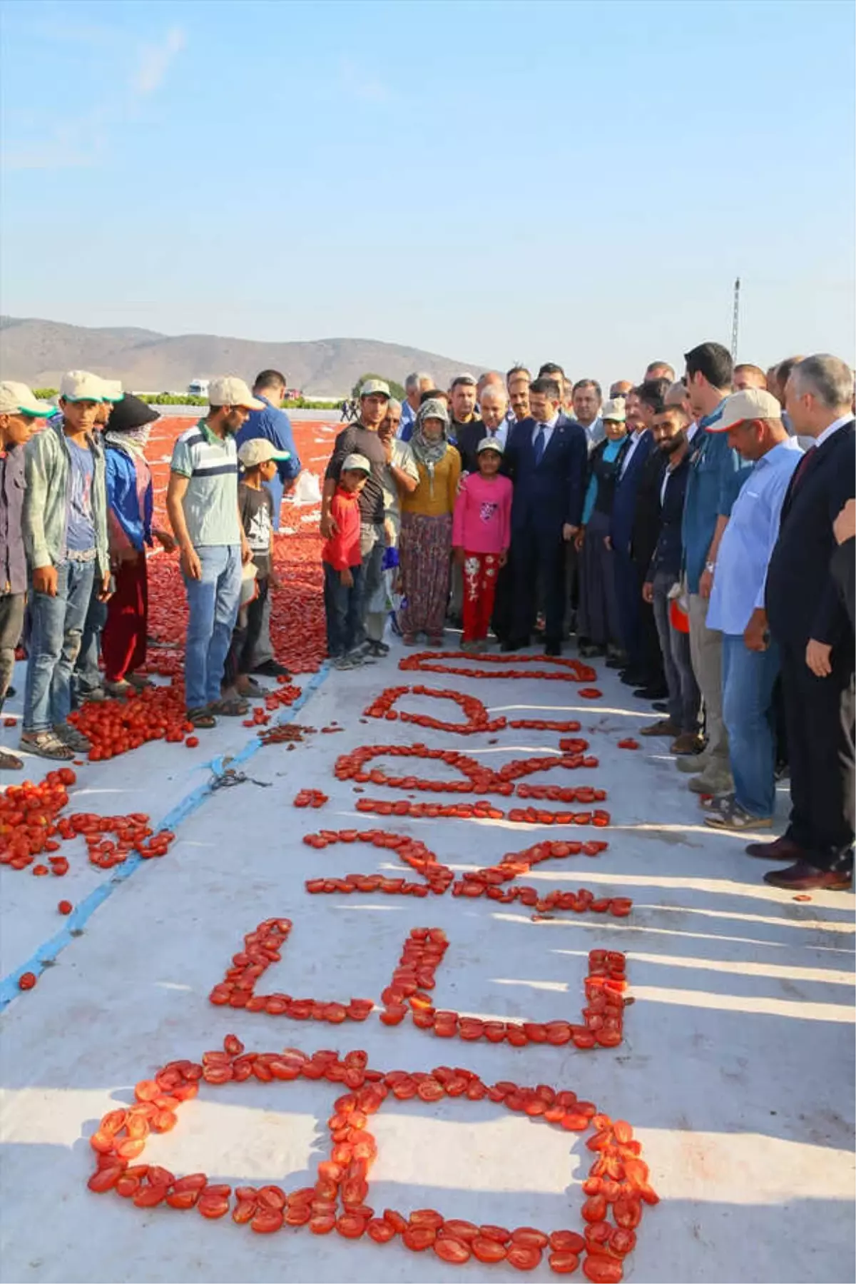 Bakan Pakdemirli Tarlada Tarım İşçileriyle Kahvaltı Yaptı