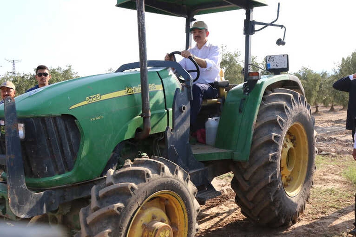 Bakan Pakdemirli Tarlaya İndi, Traktör Kullandı