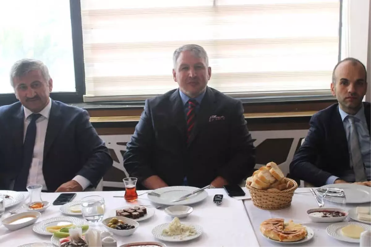 Bayburt Vakfı, Basın Mensupları ile Kahvaltıda Bir Araya Geldi