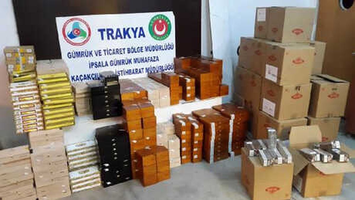 Bitki Taşıyan Tır\'dan Kaçak Puro Çıktı