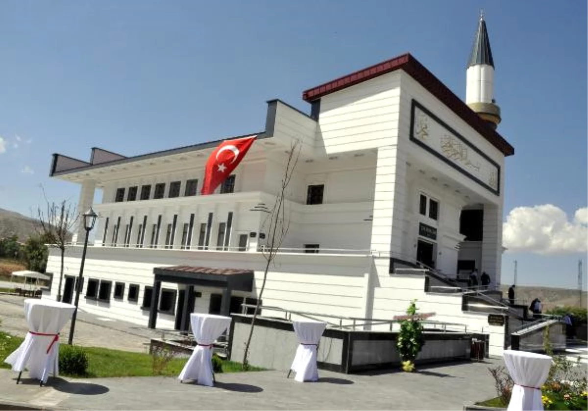 Bitlisli İş Adamının Hastane Bahçesine Yaptırdığı Cami ve Misafirhane Hizmete Açıldı