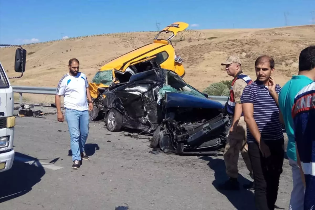 Elazığ\'da Taksiyle Otomobil Çarpıştı: 3 Ölü, 1 Yaralı