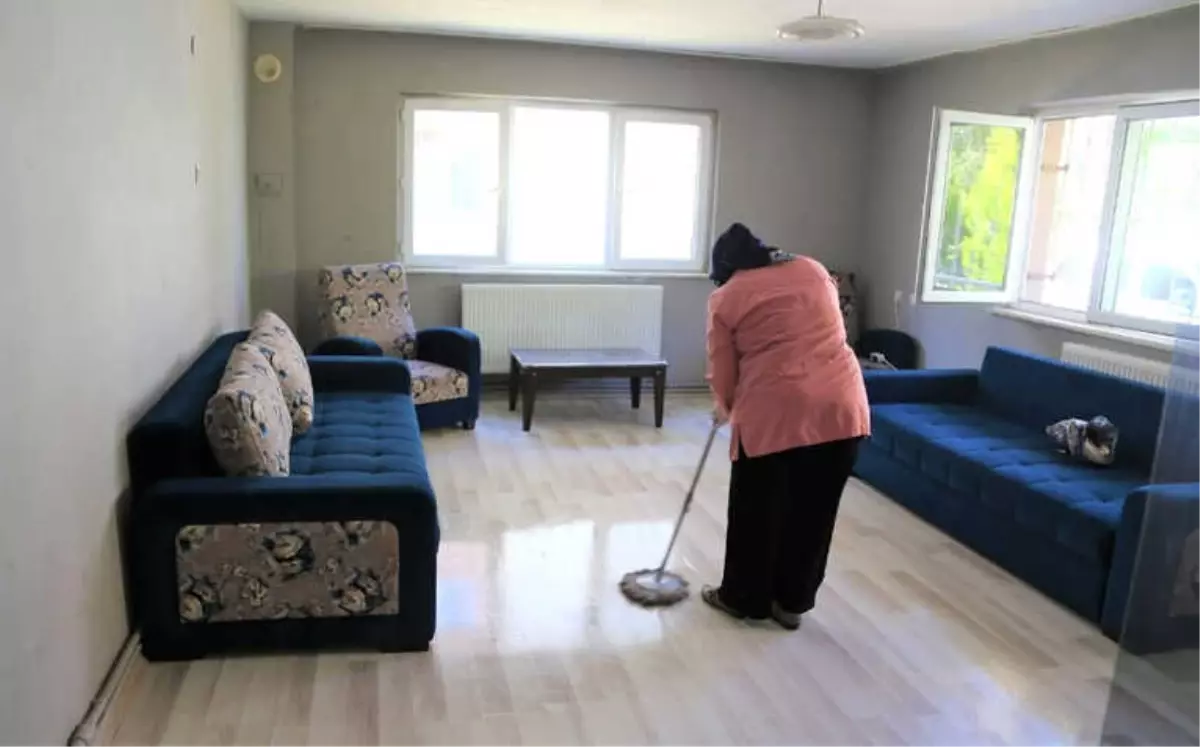 Evini Kanalizasyon Suyu Basan Vatandaşın Yardımına Belediye Yetişti