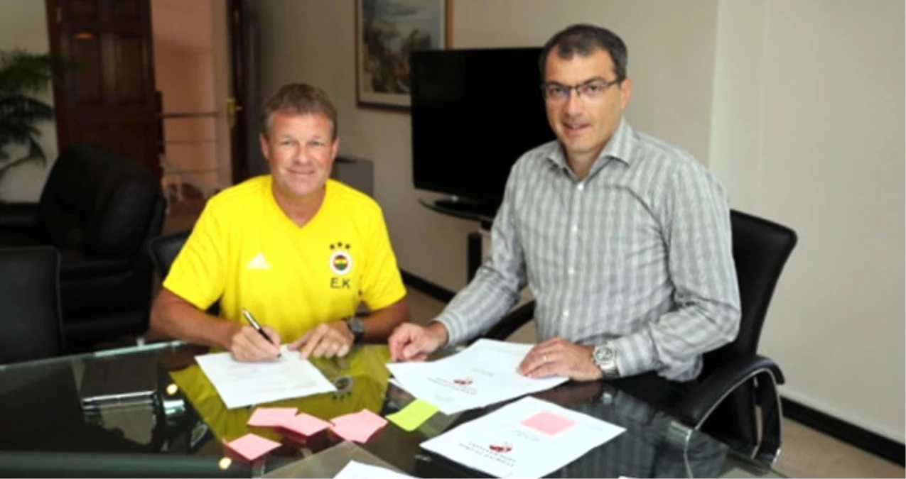 Fenerbahçe\'de Yardımcı Antrenörlüğe Getirilen Erwin Koeman İmzayı Attı