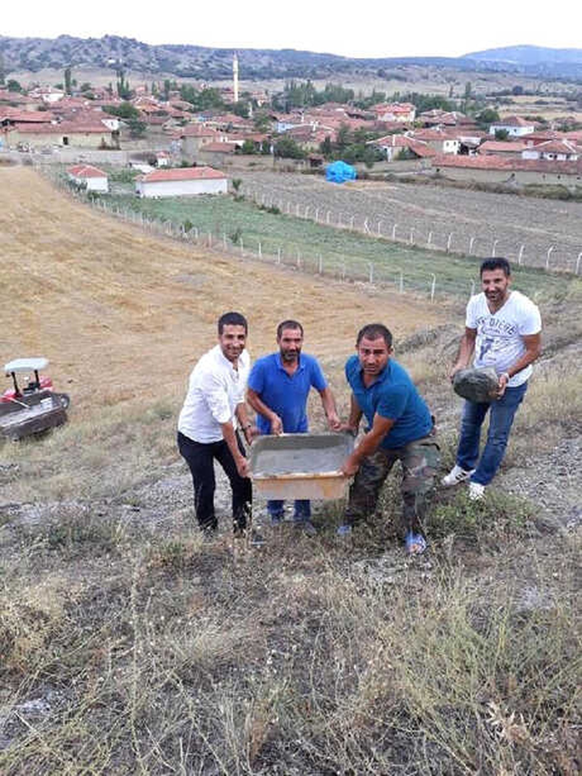 Köyün En Yüksek Noktasında Türk Bayrağını Göndere Çektiler