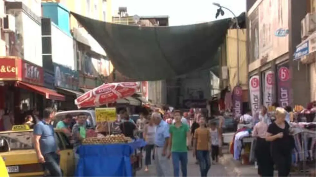 Melek Girmez Çarşısına Güneş Girmesin Önlemi... Sıcaktan Korunmak İçin Sokağı Branda ile Kapattılar