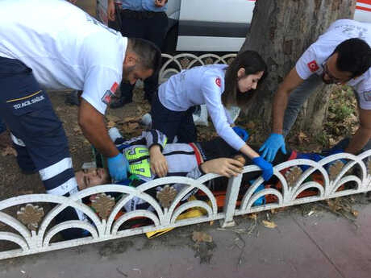 Motosikletten Fırlayan Sürücü Ağaca Çarparak Yaralandı