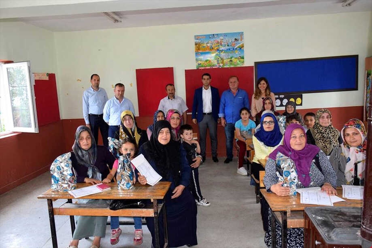 Okuma Yazma Öğrenen Ev Hanımlarına Bitirme Belgeleri Verildi