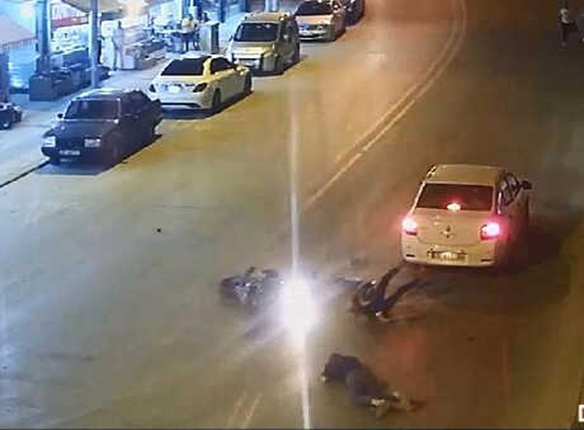 Otomobile Çarpan Motosikletteki 2 Kişinin Yaralandığı Kaza Kamerada
