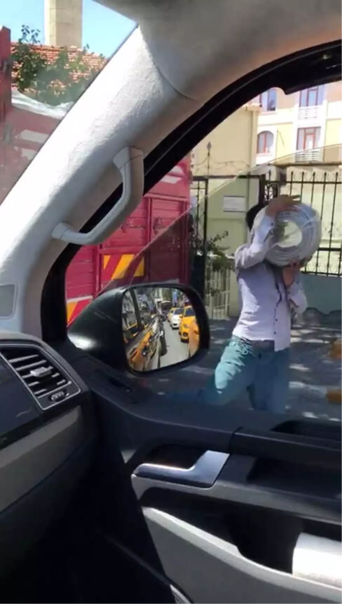 Seyir Halindeki Kamyonette Yaşanan Hırsızlık Kamerada