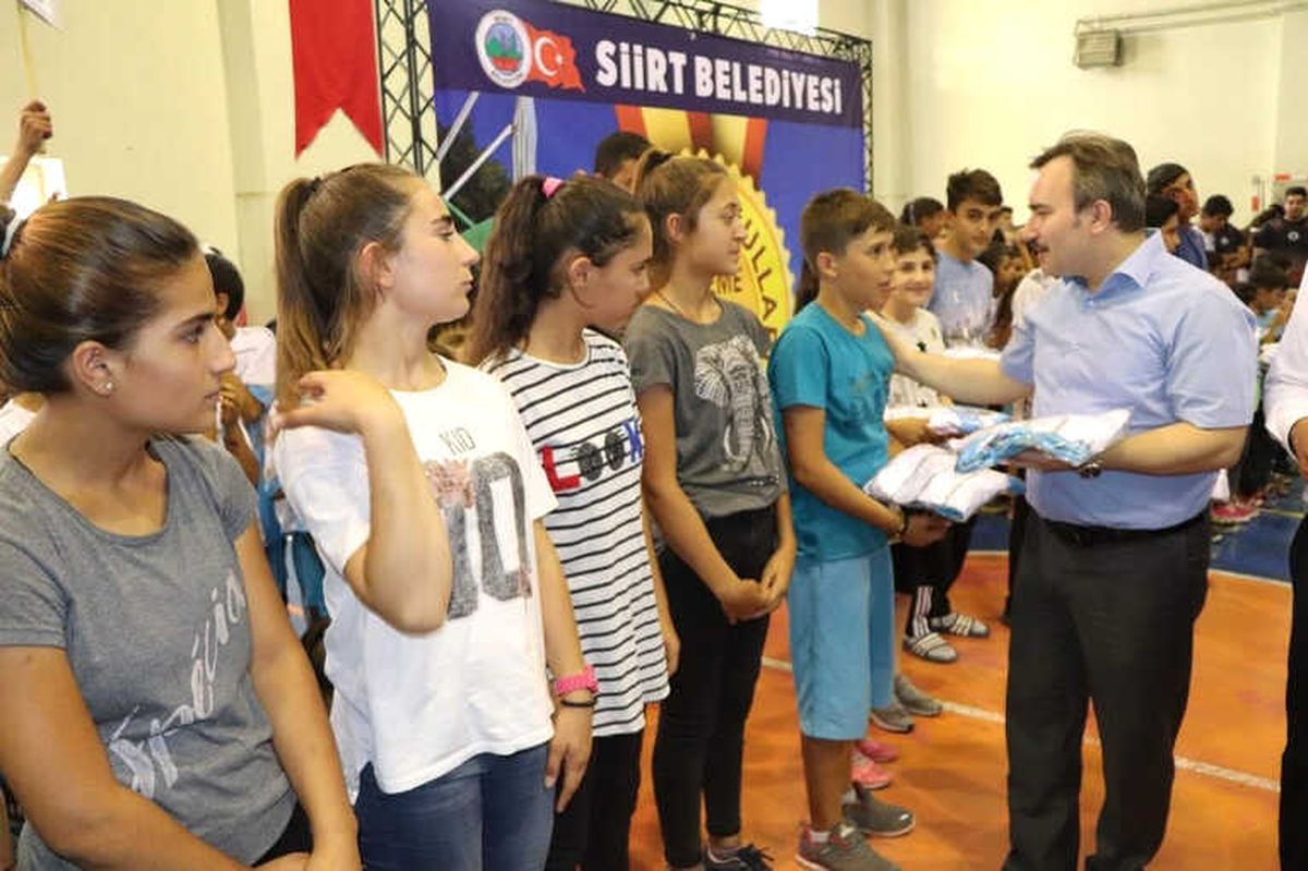 Siirt\'te 3 Bin 400 Sporcuya Forma Dağıtıldı