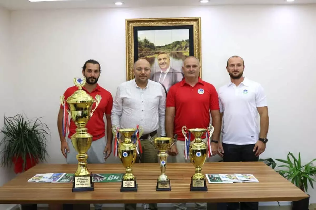 Sporcular Kazandıkları Kupaları Kulüp Başkanına Hediye Ettiler