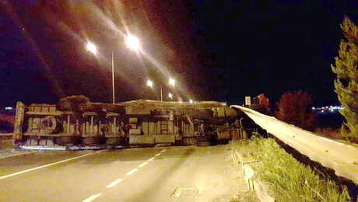 Tekirdağ\'da Cipin Çarptığı Tır Devrildi: 2 Yaralı