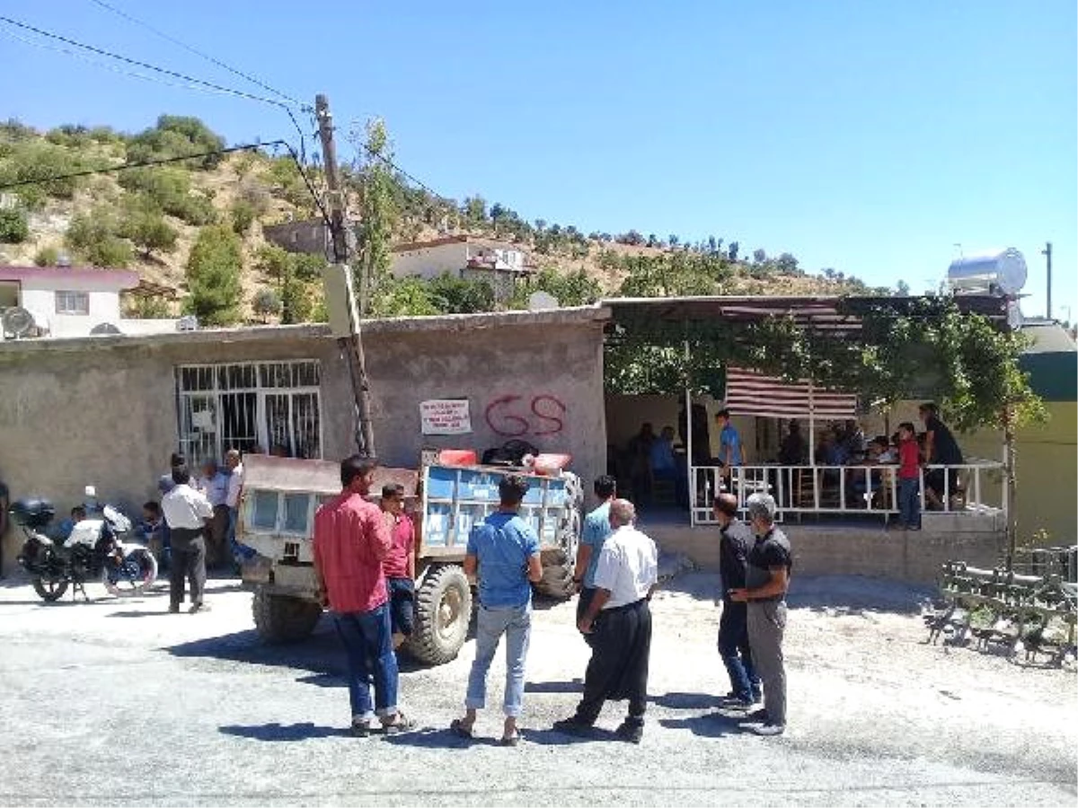 Traktör Köy Kahvesine Girdi, Sürücü Yaralandı