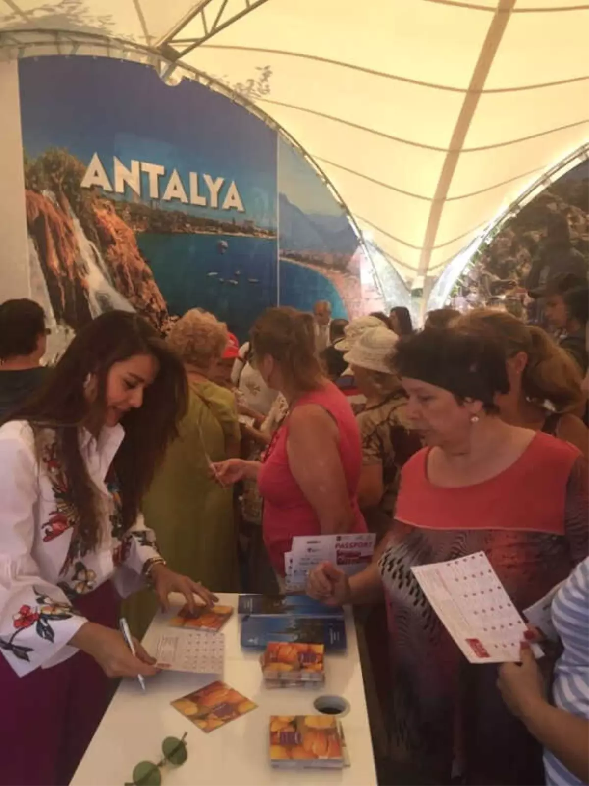 Türkiye Festivali\'nde Antalya\'ya Yoğun İlgi