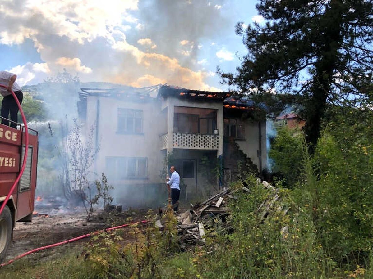 Yangında İki Katlı Ev Kullanılmaz Hale Geldi