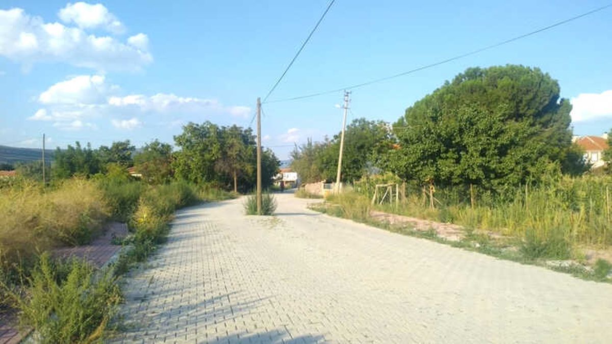 Yolun Ortasında Kalan Direk Korkutuyor