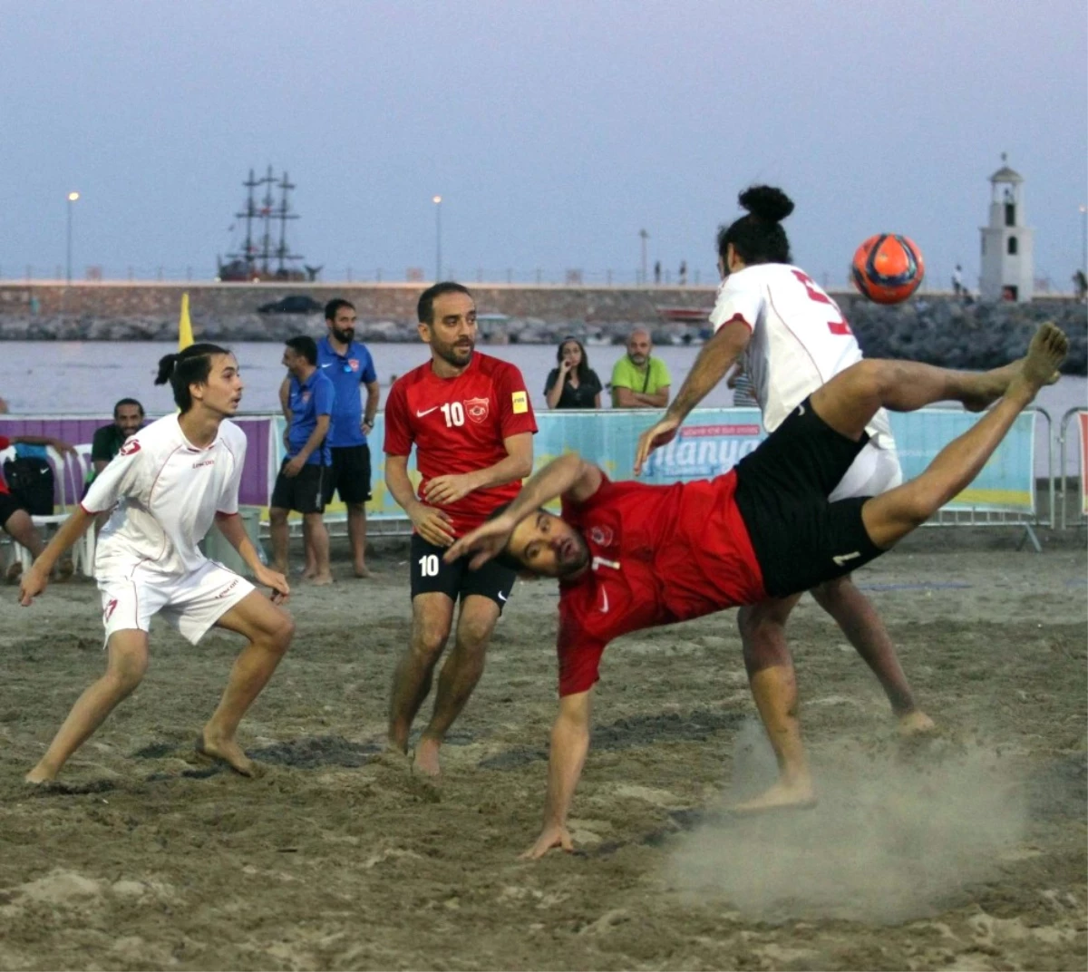 Alanya\'da Plaj Futbolu Heyecanı