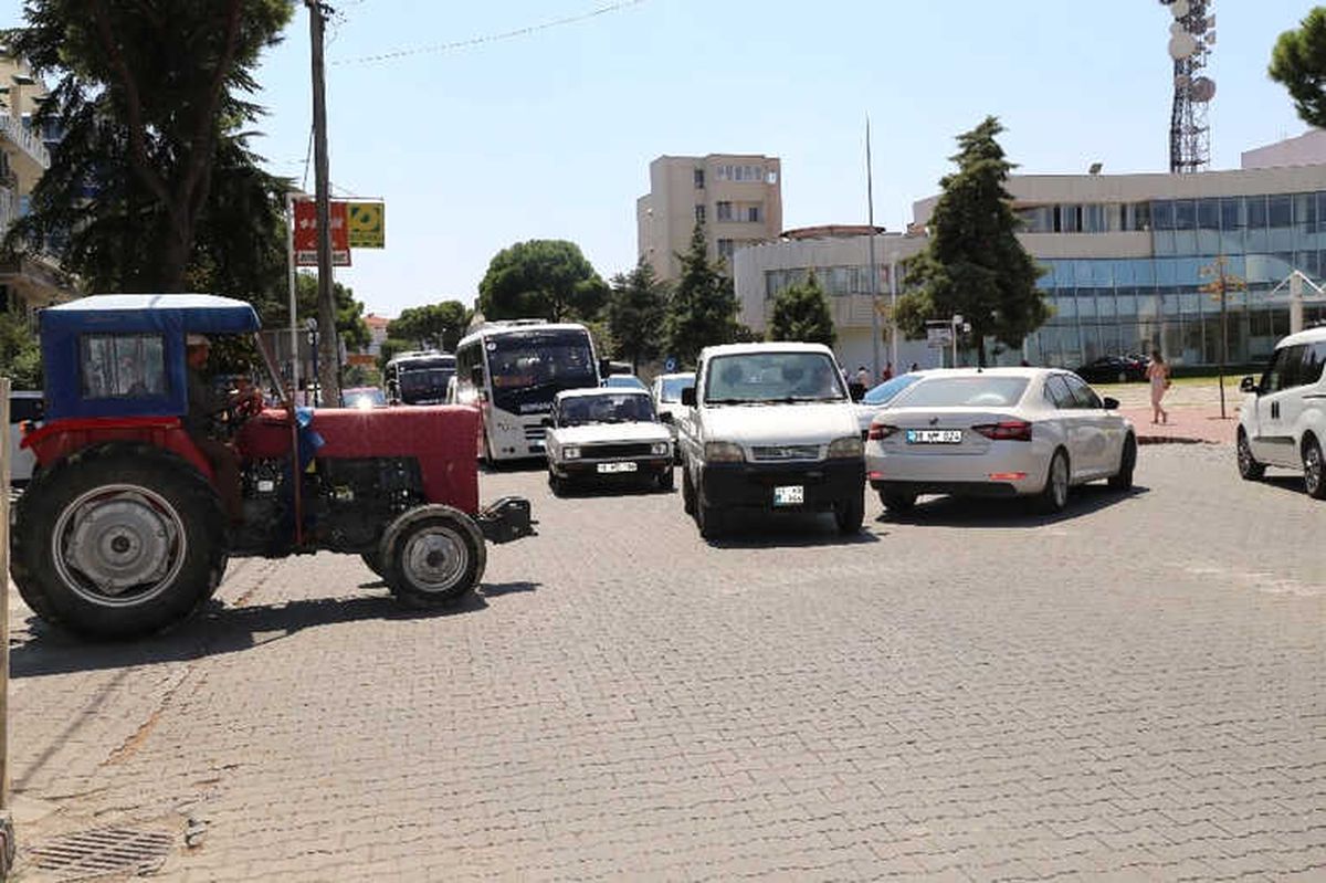 Burhaniye\'de Okul Bahçeleri Otoparka Açıldı