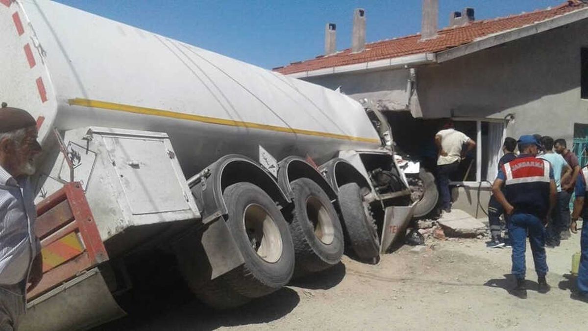 Büyükorhan\'da Tanker Eve Daldı