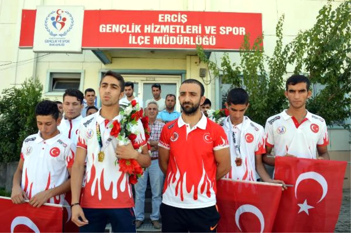 Dünya Şampiyonu Sporcu, Erciş\'te Coşkuyla Karşılandı