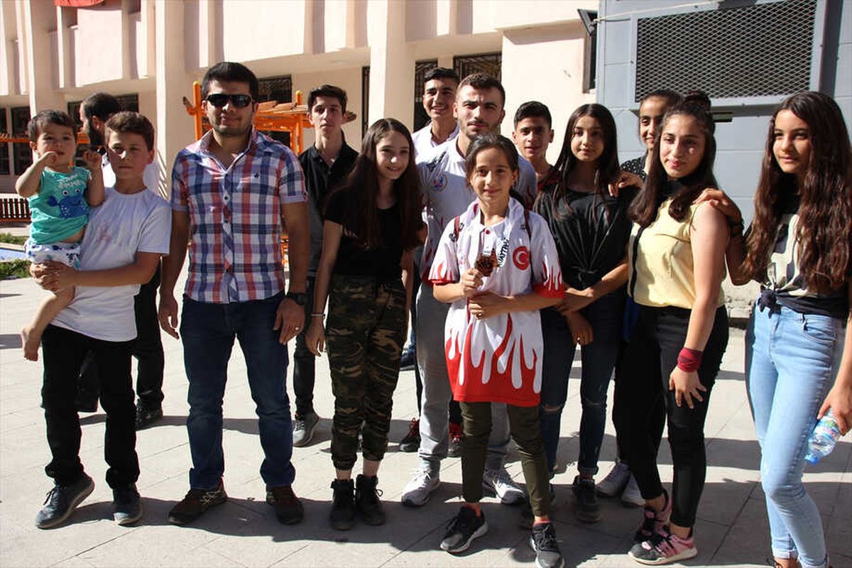 Dünya Üçüncüsü Tatlı Memleketi Hakkari\'ye Döndü