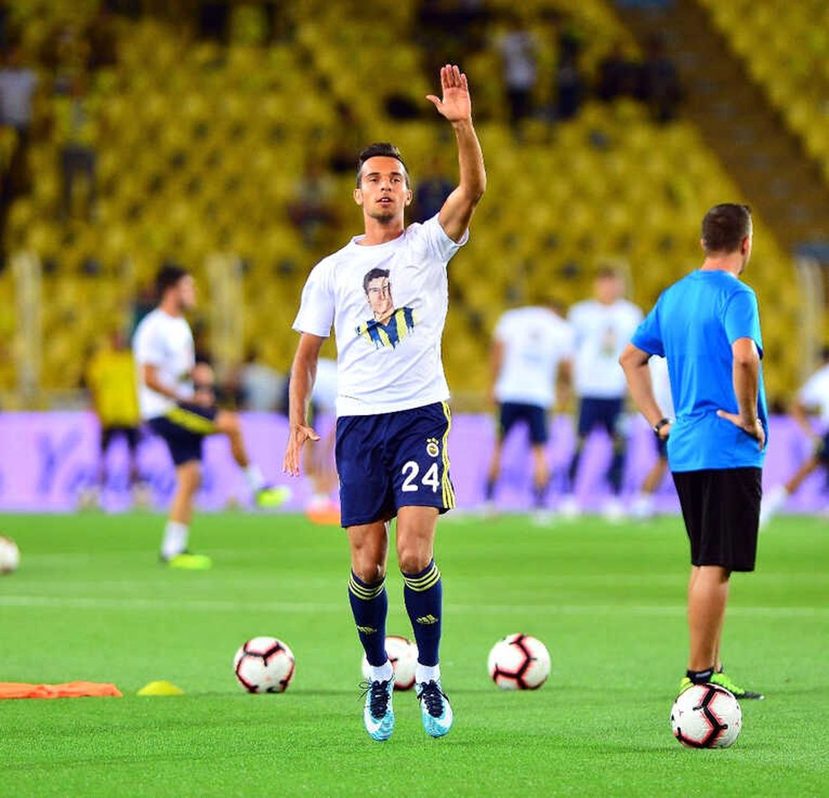 Fenerbahçe Isınmaya Pankart ve Lefter Tişörtüyle Çıktı
