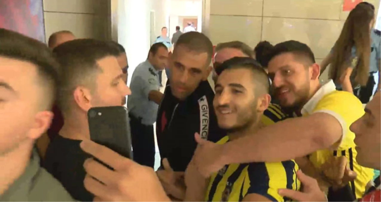 Fenerbahçe\'nin Anlaşmaya Vardığı Islam Slimani İstanbul\'a Geldi