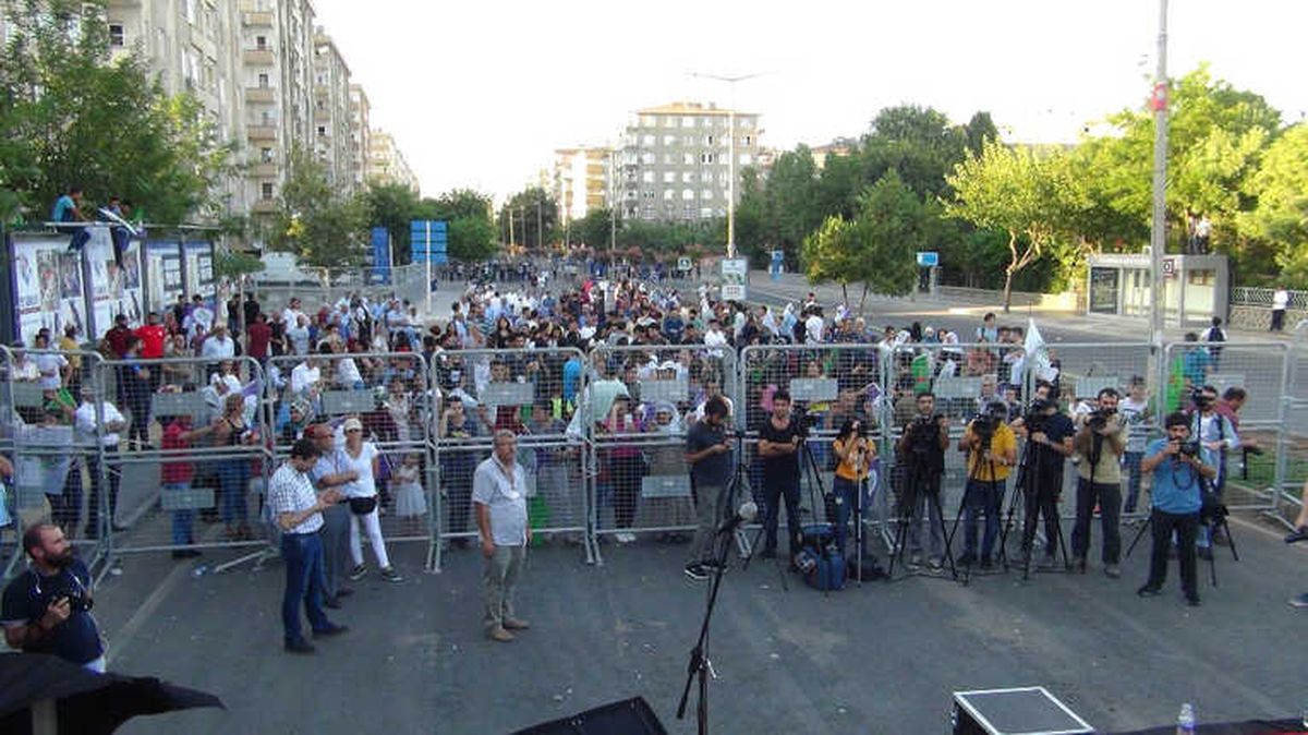 Hdp\'ye Diyarbakır\'da Soğuk Duş