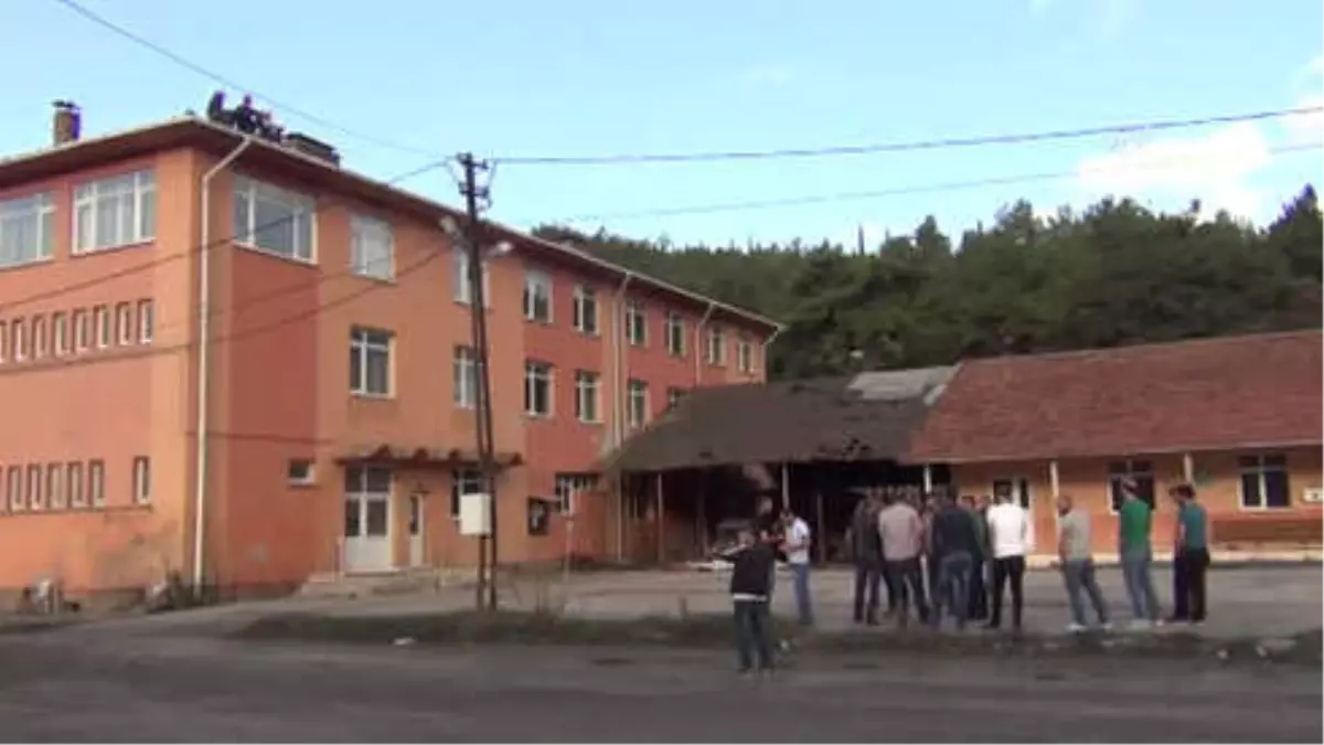 İşvereni Protesto Etmek İçin Çatıya Çıktılar - Amasya