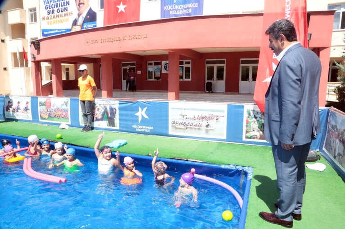 Küçükçekmece\'de Portatif Havuzlarda Yaklaşık 50 Bin Çocuk Yüzme Öğrendi