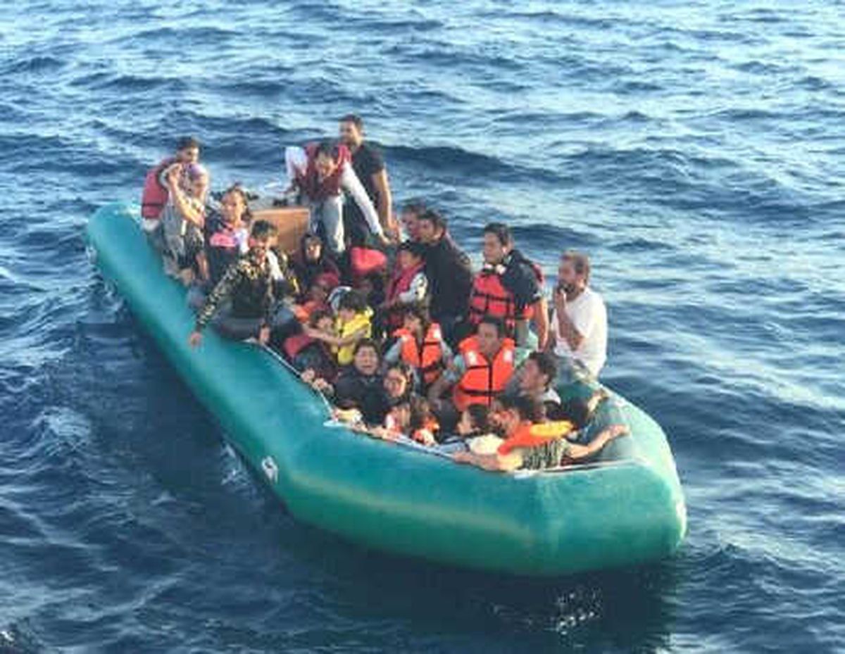 Kuşadası\'nda Sürüklenen Bottaki 37 Kaçak Kurtarıldı