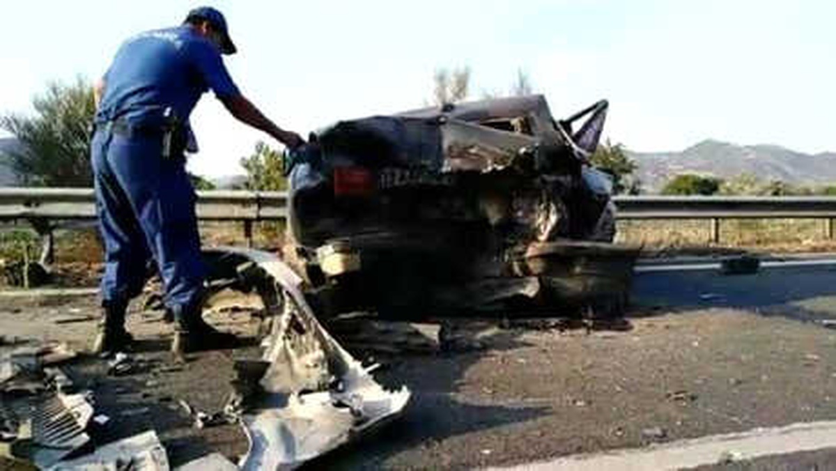 Lastiği Patlayan Otomobile Çarptı: 3 Yaralı