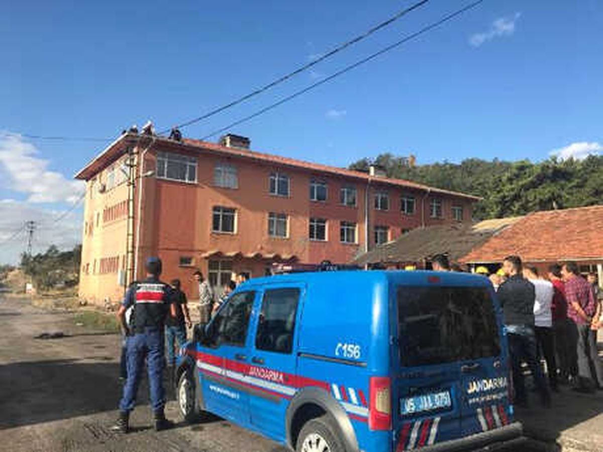 Maden İşçileri, Protesto İçin Çatıya Çıktı
