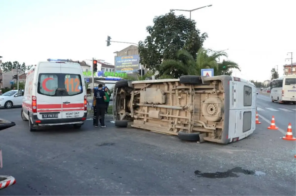 Mevsimlik Tarım İşçilerini Taşıyan Minibüs Devrildi: 1\'i Çocuk 22 Yaralı