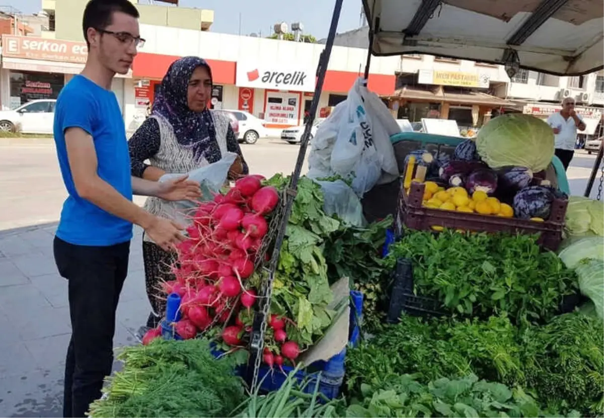 Seyyar Satıcılık Yapan Kadın Hem Hasta Kocasına Bakıyor Hem de 3 Çocuğunu Okutuyor