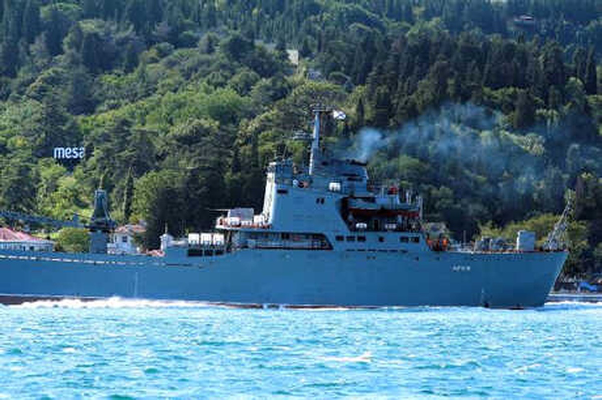Rus Savaş Gemisi \'Orsk\' İstanbul Boğazı\'ndan Geçti