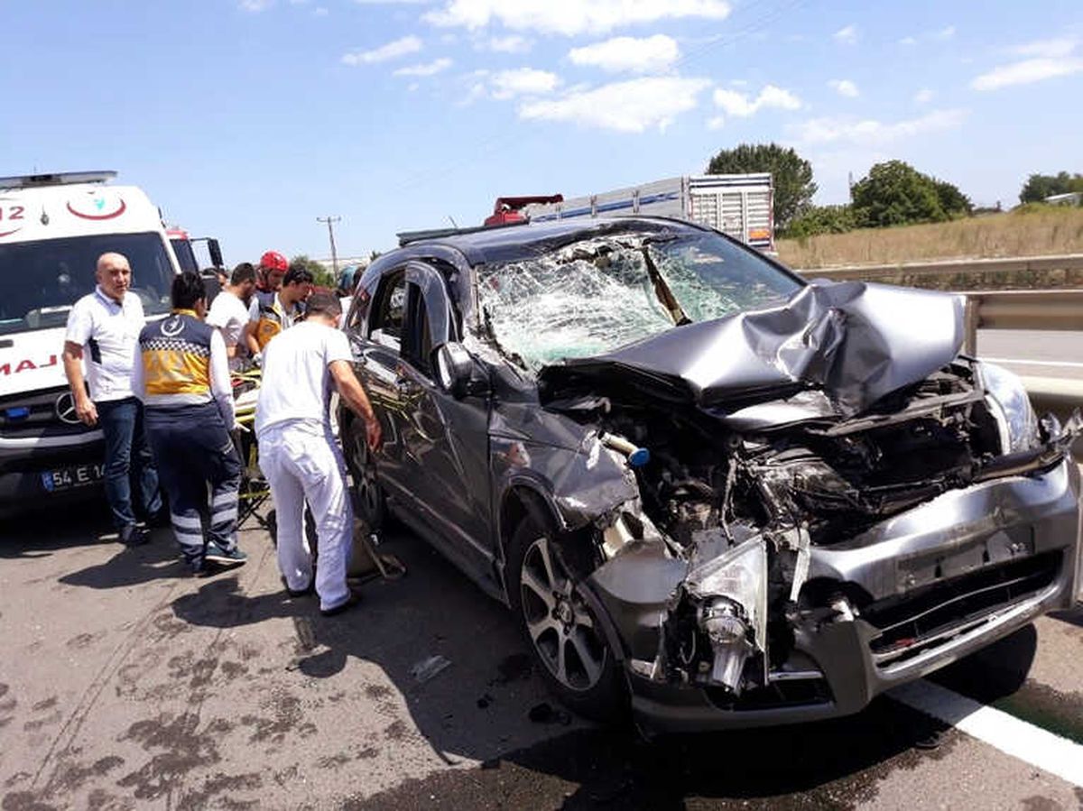 Sakarya\'da Trafik Kazası: 2\'si Çocuk 3 Yaralı