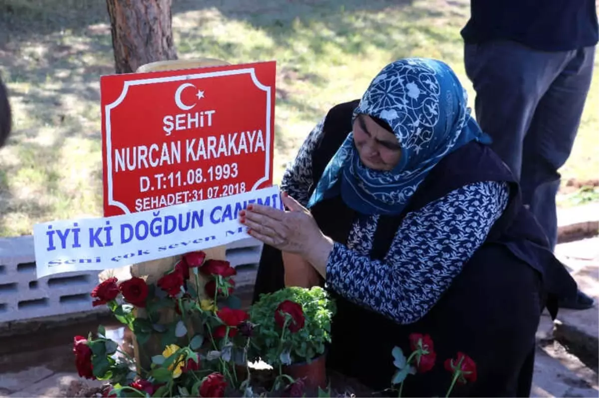 Şehit Annenin Mezarına Doğum Günü Ziyareti