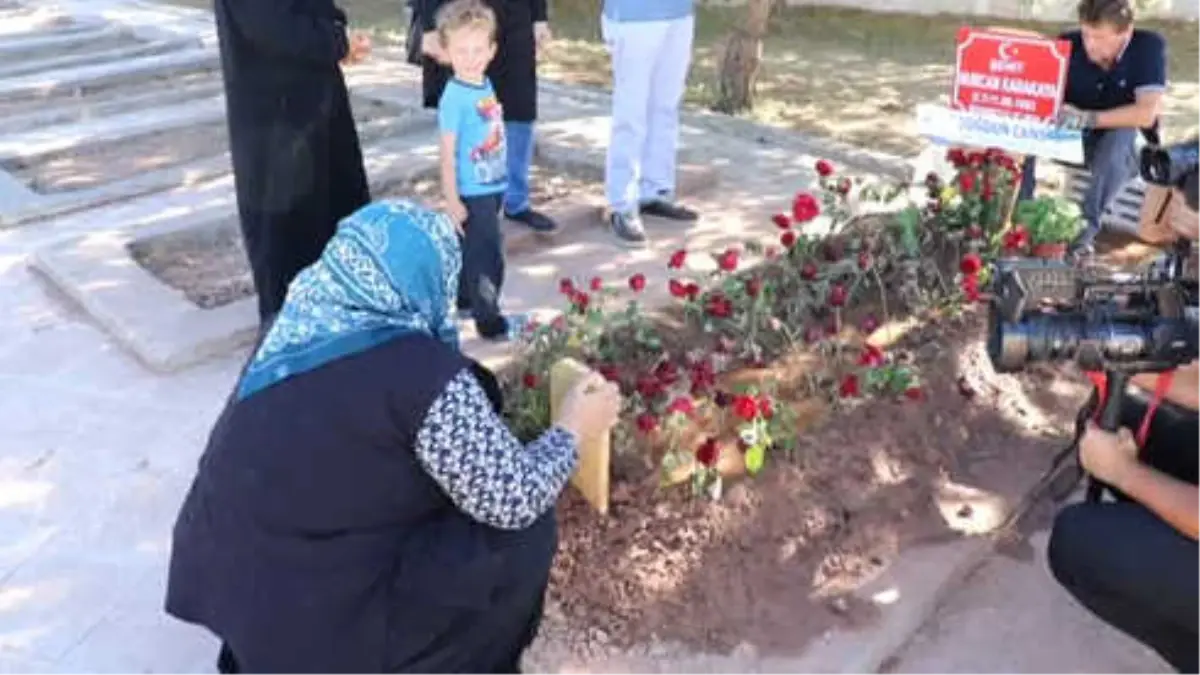 Şehit Annenin Mezarına Doğum Günü Ziyareti... "9 Yavrum Daha Var Onları da Vatan İçin Veririm"