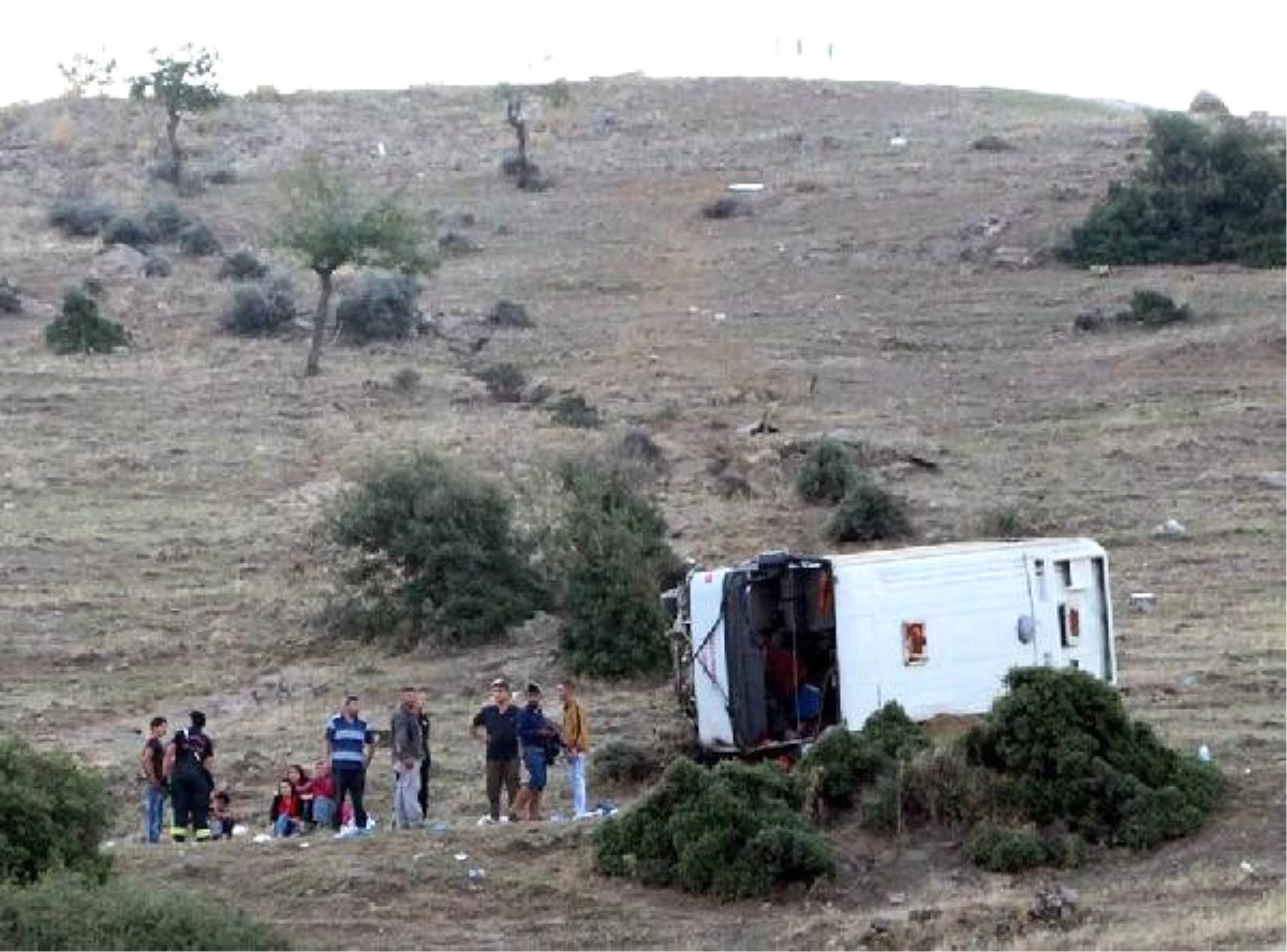 Tarım İşçilerini Taşıyan Servis Midibüsü Devrildi: 26 Yaralı