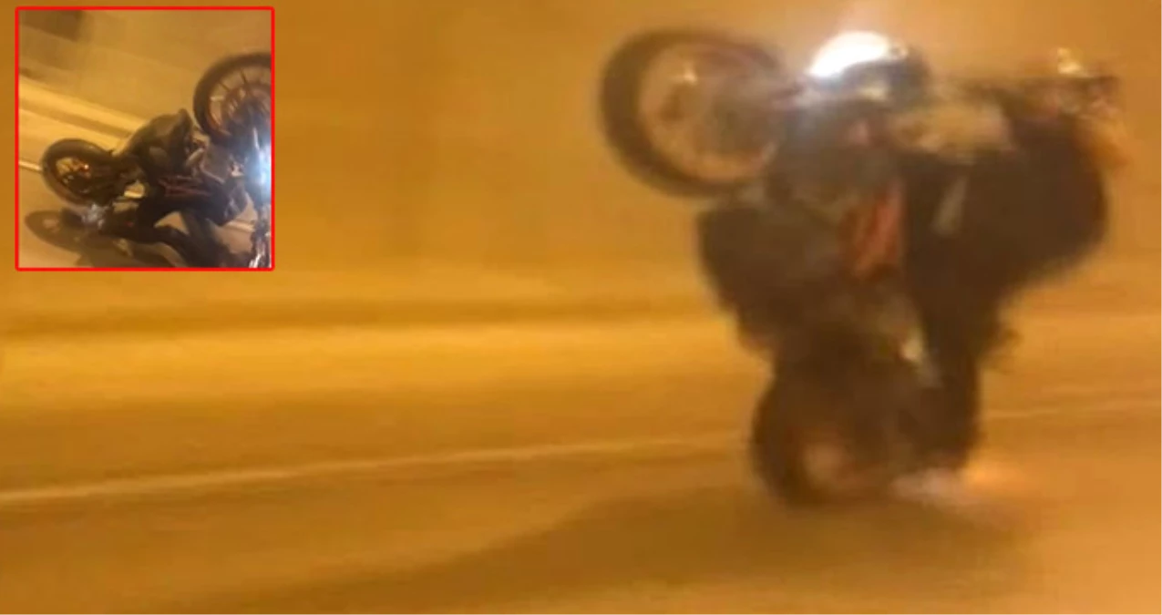 Trafikte Tek Teker Üzerinde Şov Yapan Motosiklet Sürücüsünün Kaza Anı Kamerada
