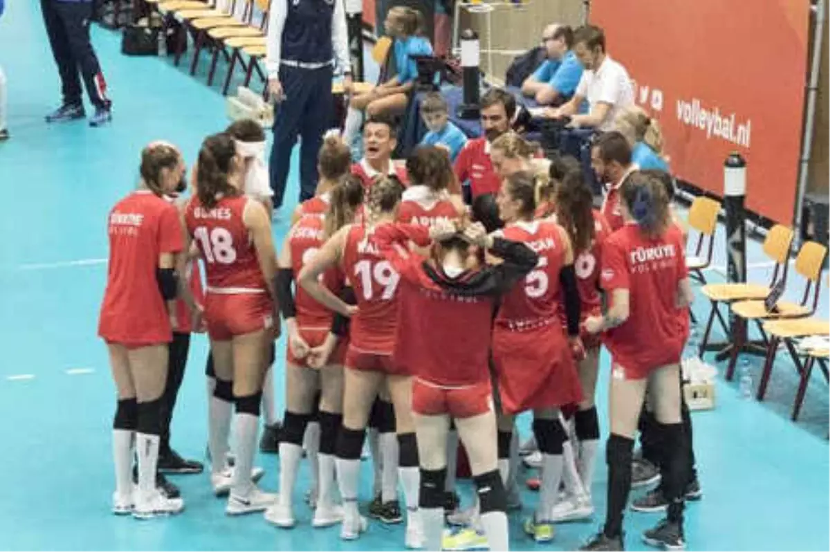 A Milli Kadın Voleybol Takımı, İtalya\'ya Mağlup Oldu