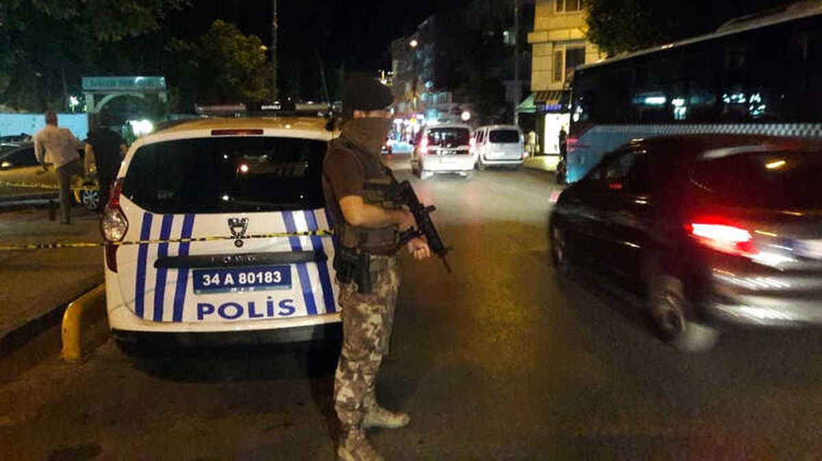 Fatih\'te Silahlı Kavga: 1 Polis Yaralı