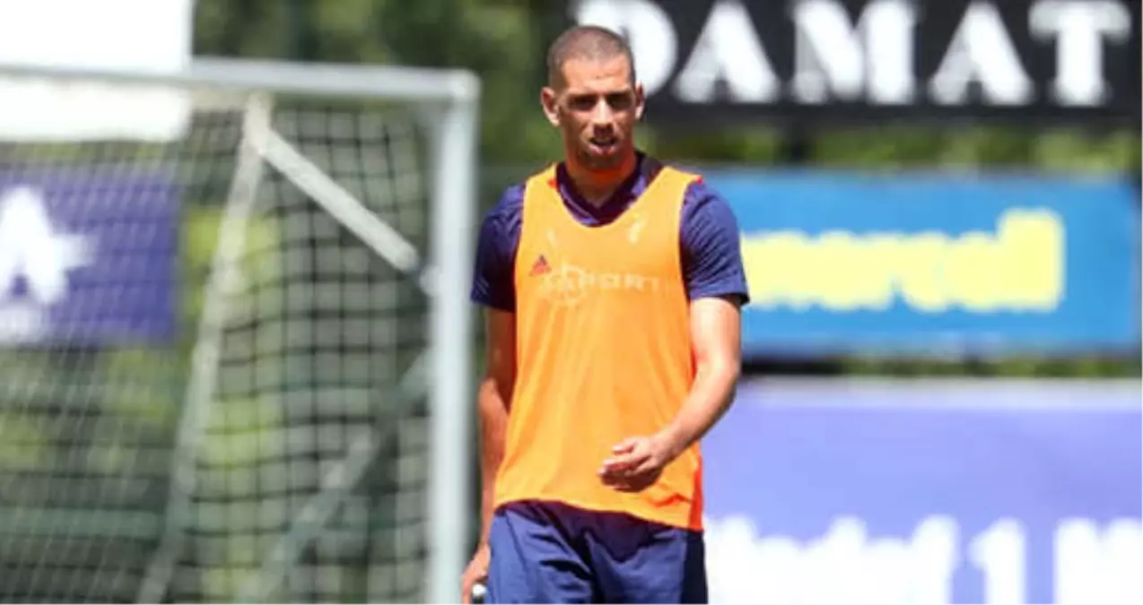 Fenerbahçe\'nin Yeni Golcüsü Slimani, İlk Antrenmanına Çıktı