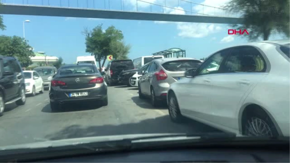 İstanbul Rumelihisarı\'nda Kaldırımlar Otoparka Döndü