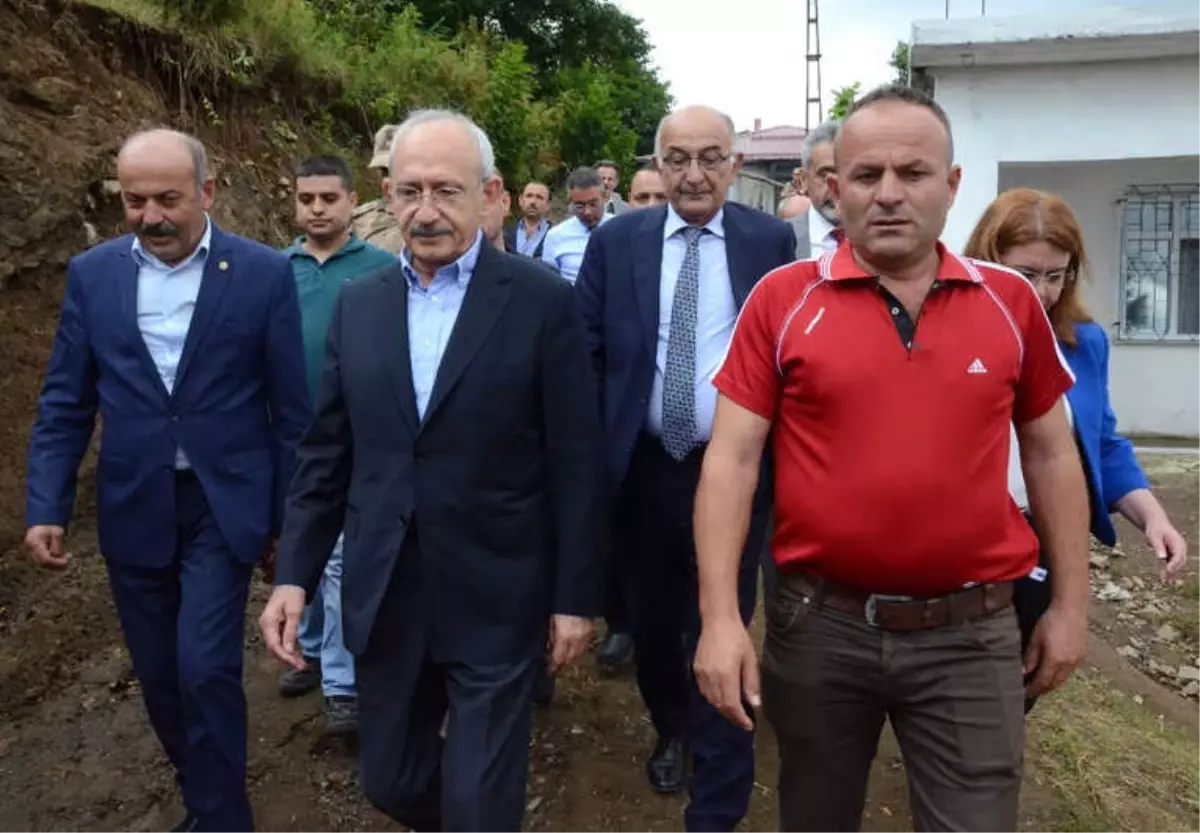 Kılıçdaroğlu\'ndan Heyelanda Ölen Vatandaşın Ailesine Taziye Ziyareti