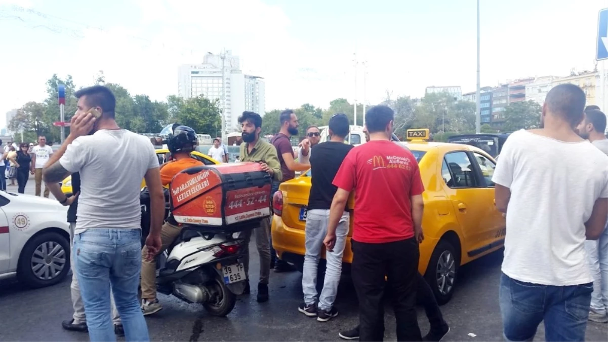 Taksim Meydanı\'nda Taksicilerle Kuryenin Kavgası Kamerada