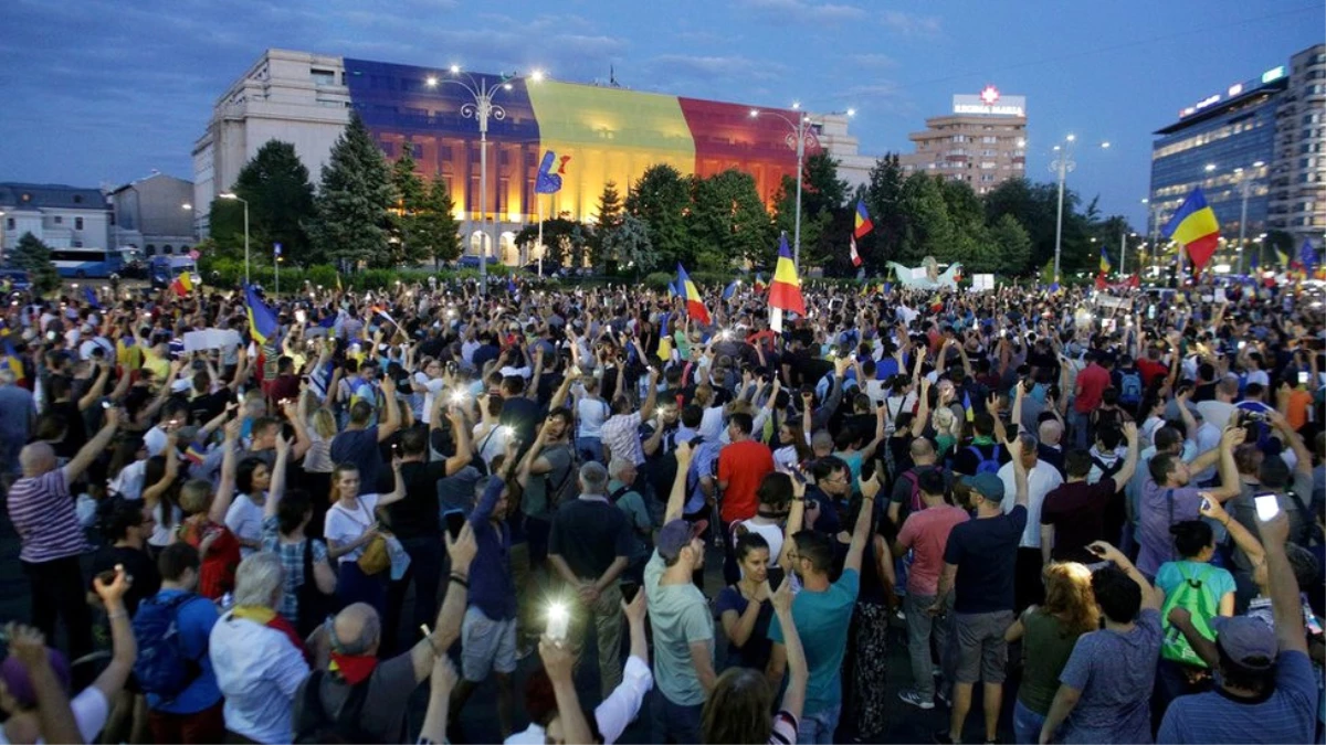 Romanya\'da Hükümetin İstifasını İsteyen Binlerce Kişi Sokaklarda